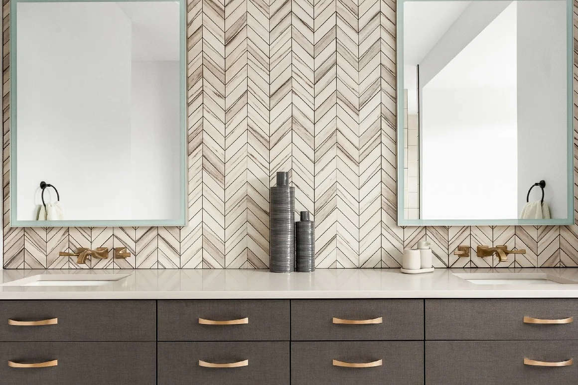 Doppelwaschtisch mit Fliesenspiegel